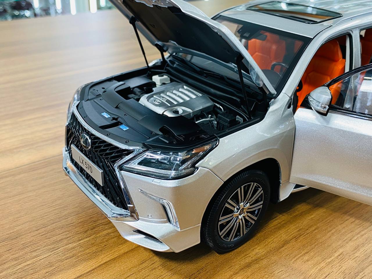 1/18 Lexus LX 570 Silver Model Car by LCD