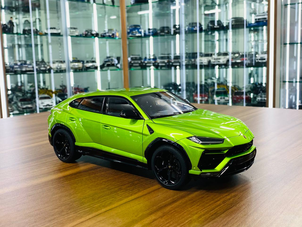 1/18 Diecast Lamborghini Urus Green Autoart Scale Model Car