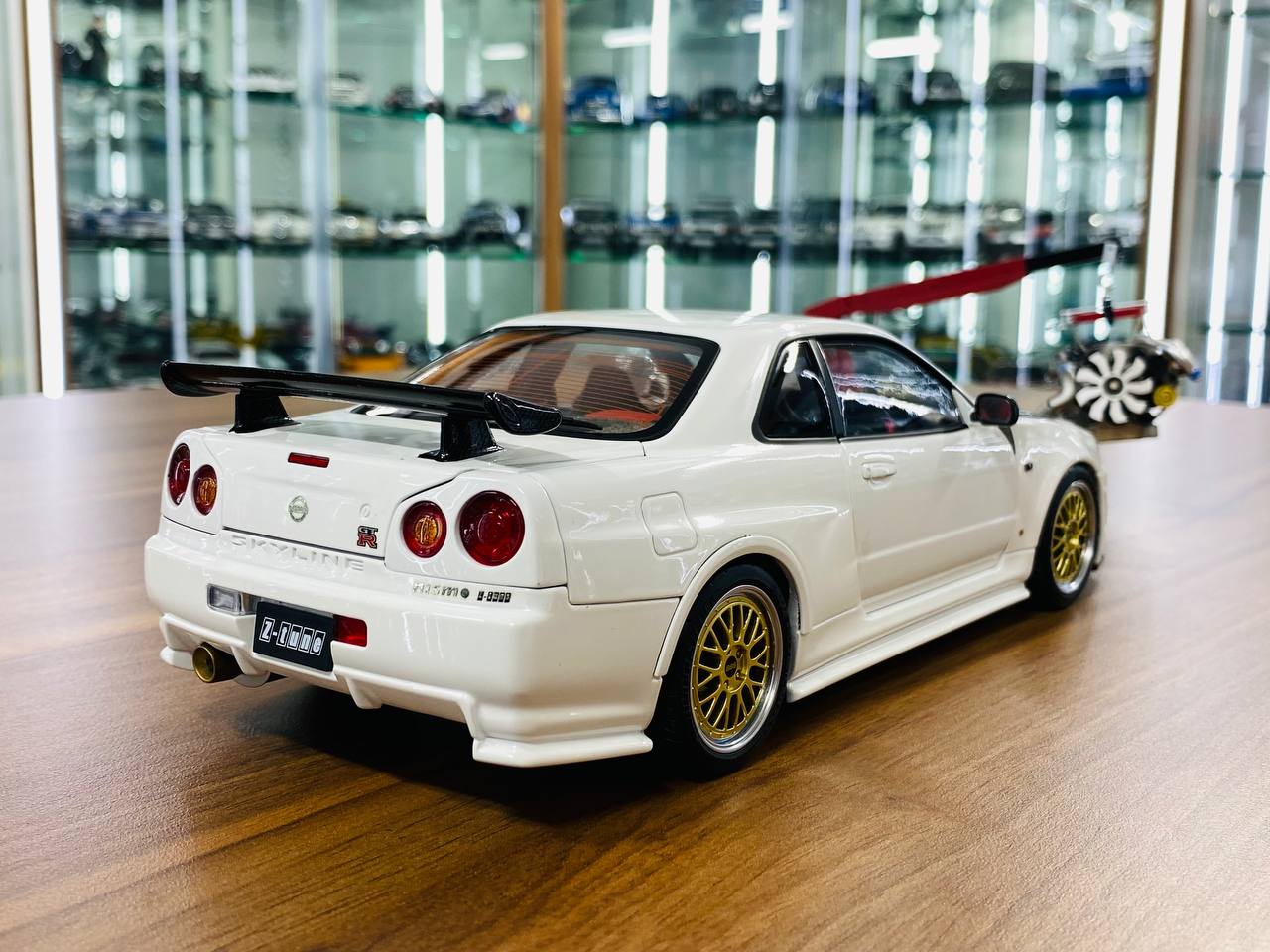 1/18 Diecast Nissan Skyline GT-R R34 Nismo Z-tune White & Carbon MotorHelix