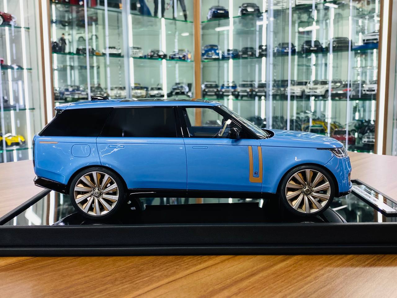 MotorHelix Range Rover Autobiography 2022 – 1/18 Resin Model, Light Blue, Limited 68