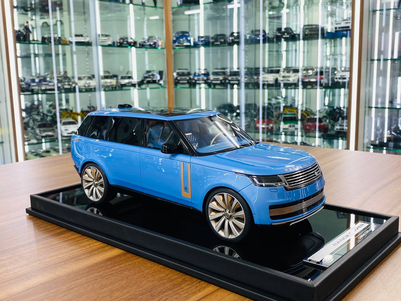 MotorHelix Range Rover Autobiography 2022 – 1/18 Resin Model, Light Blue, Limited 66