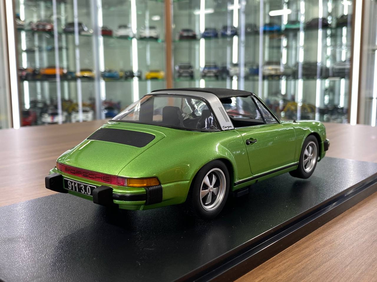 1/18 Diecast Metal Porsche 911 SC Targa (1977) Green by KKScale