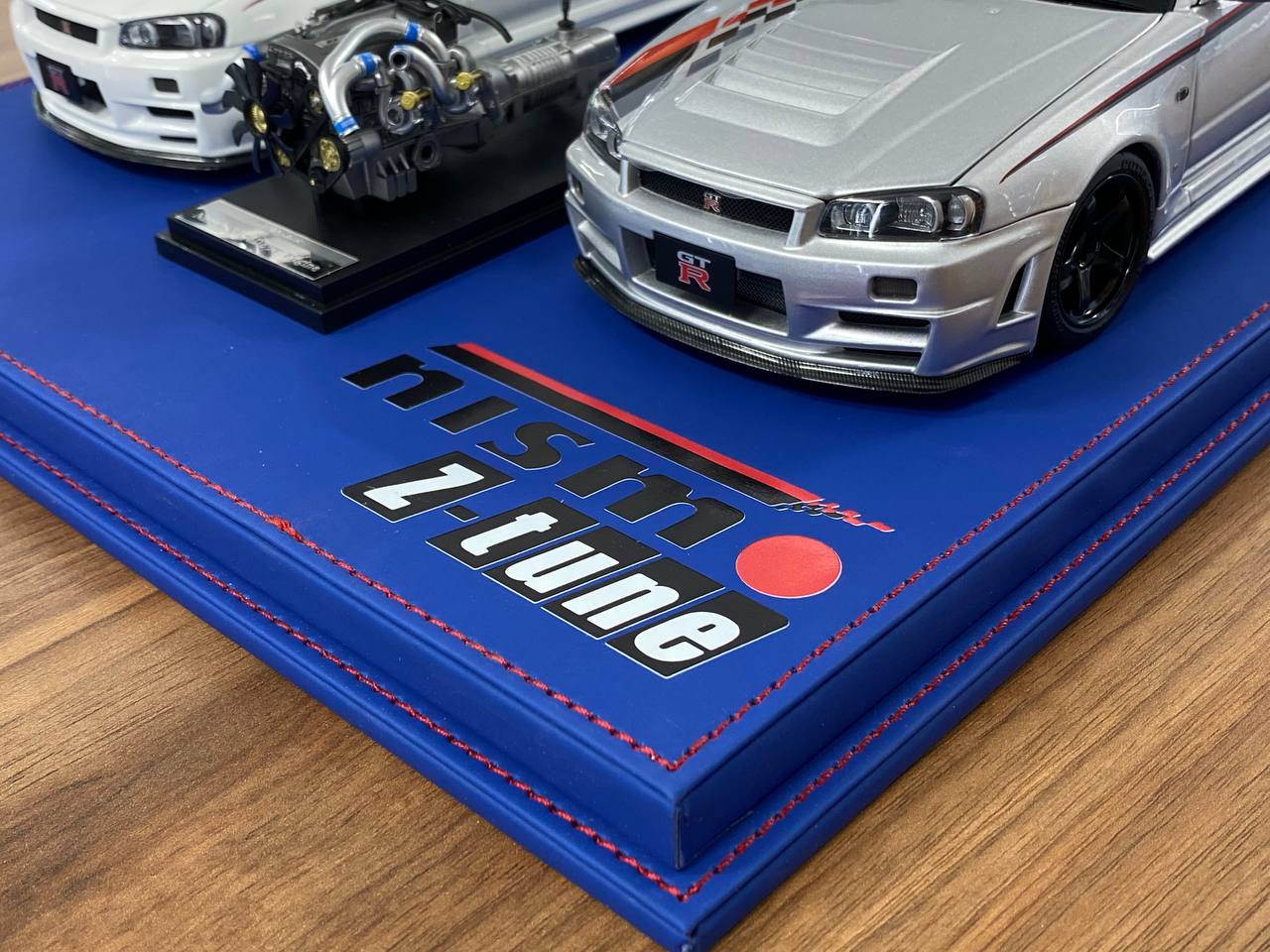 1/18 Acrylic Display Case Blue Leather Base [NISMO Z-tune Custom Print]