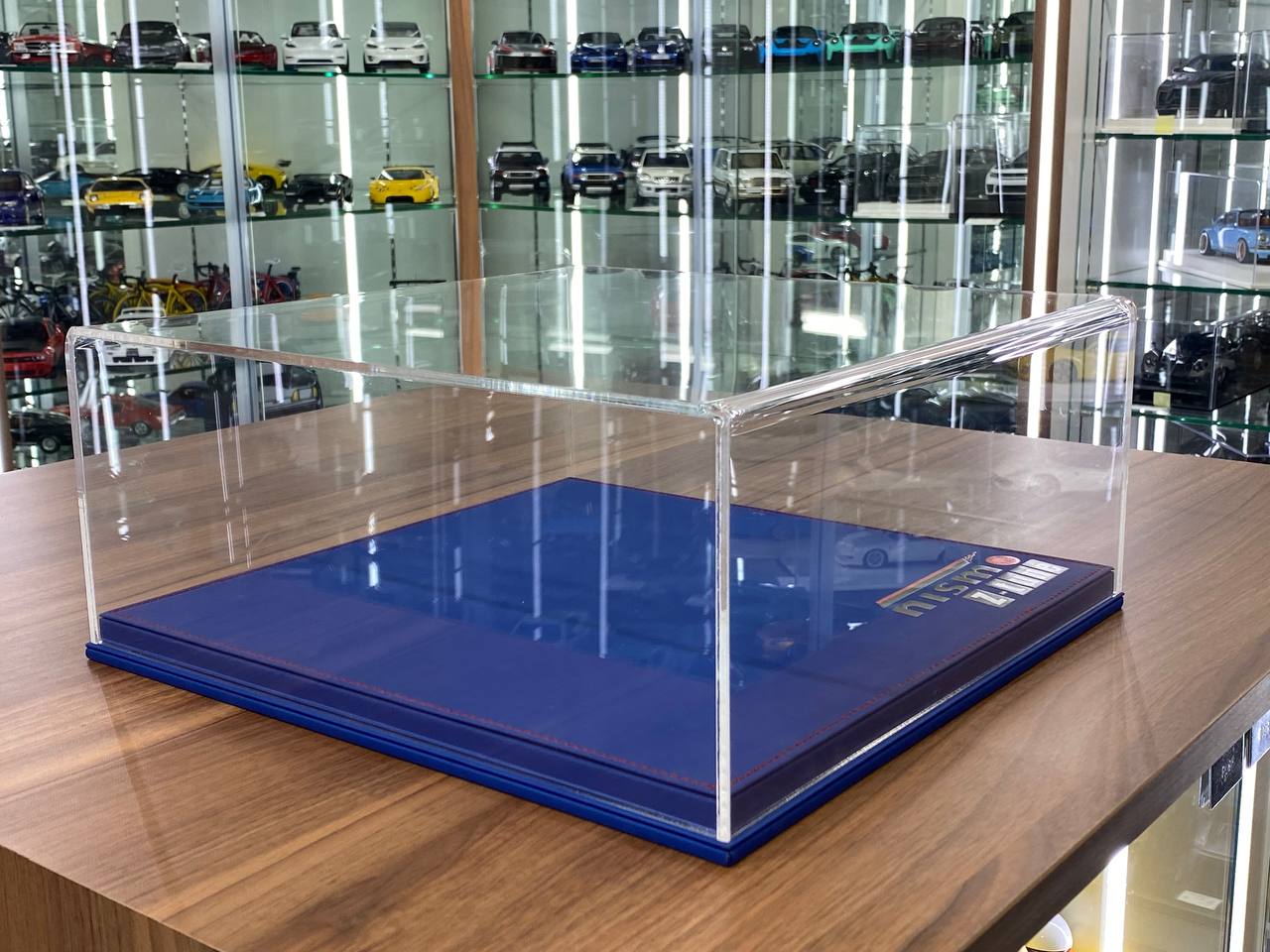 1/18 Acrylic Display Case Blue Leather Base [NISMO Z-tune Custom Print]