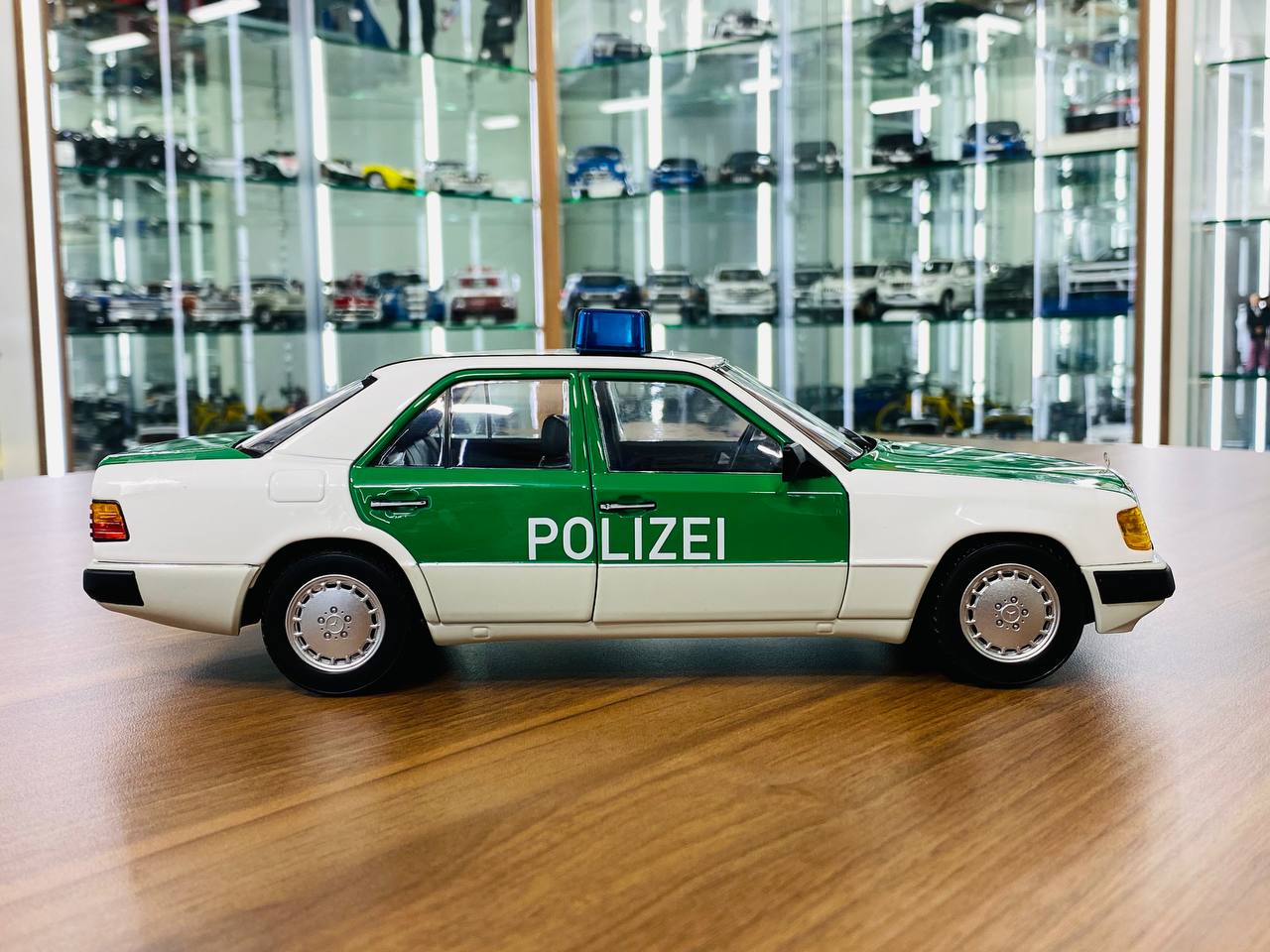 1/18 Metal Diecast Full Opening - Norev Mercedes-Benz 230 E (W124) Police (1989-1993)