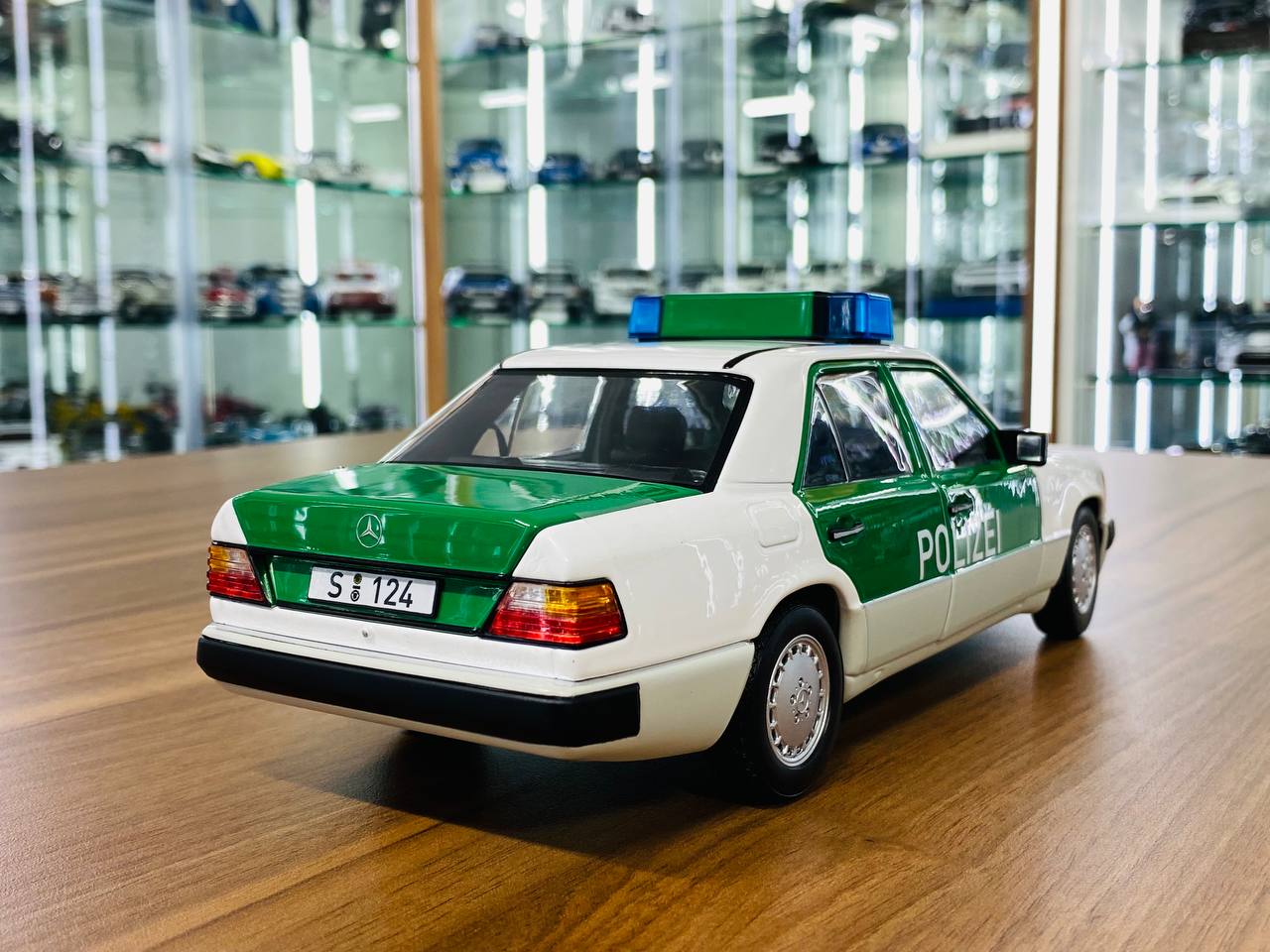 1/18 Metal Diecast Full Opening - Norev Mercedes-Benz 230 E (W124) Police (1989-1993)