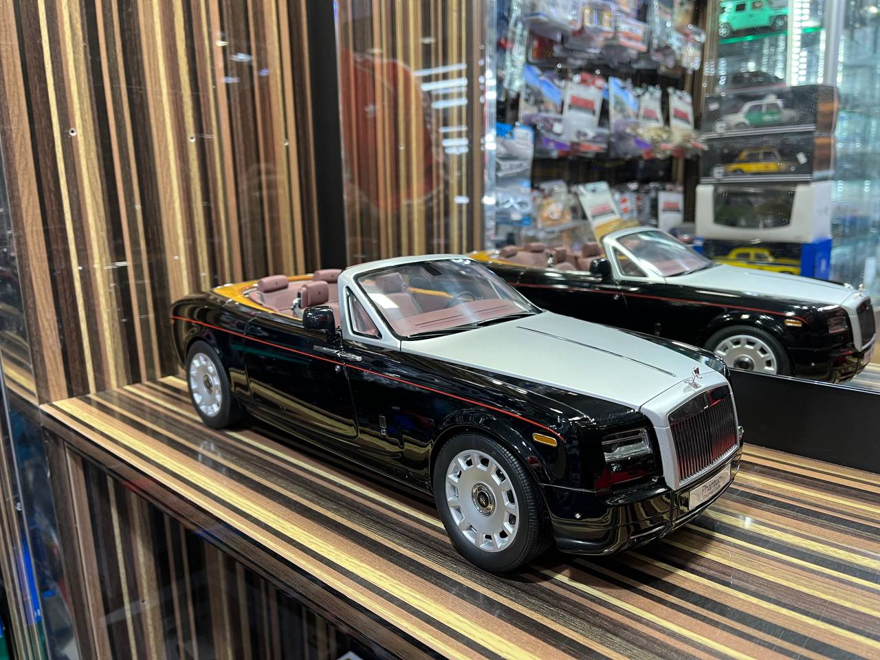 Kyosho Rolls Royce Phantom Drop Head - 1/12 Diecast Model, All Opening - Black