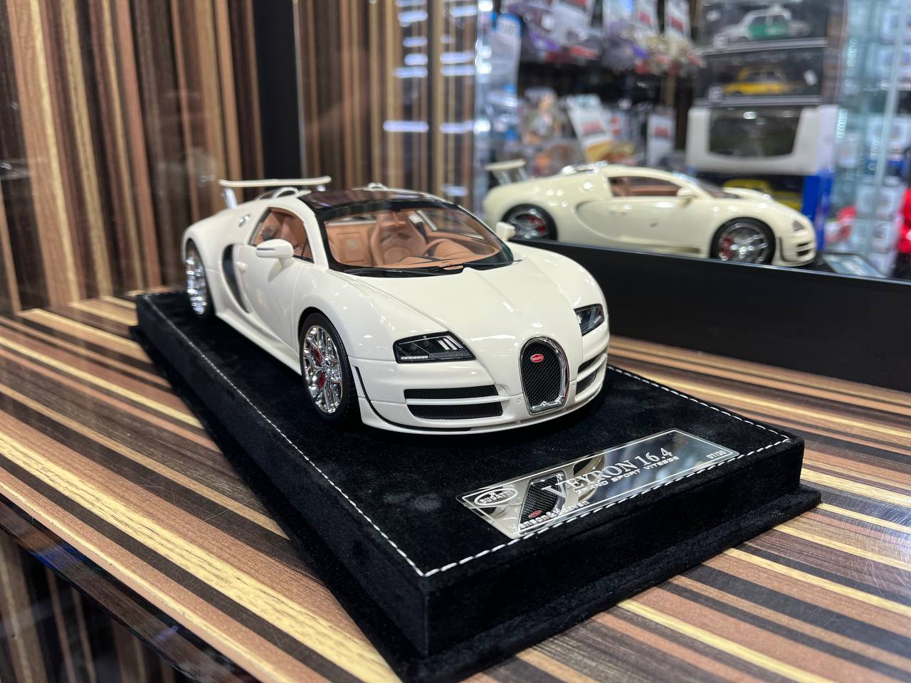 HH Bugatti Veyron 16.4 Grand Sport Vitesse - 1/18 Resin Model, No Opening - White