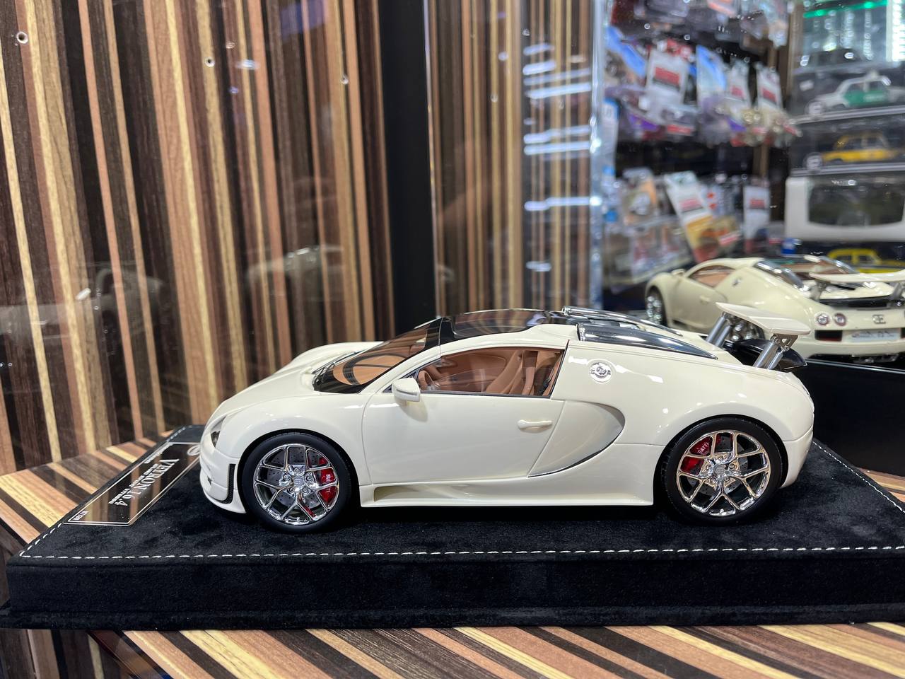 HH Bugatti Veyron 16.4 Grand Sport Vitesse - 1/18 Resin Model, No Opening - White