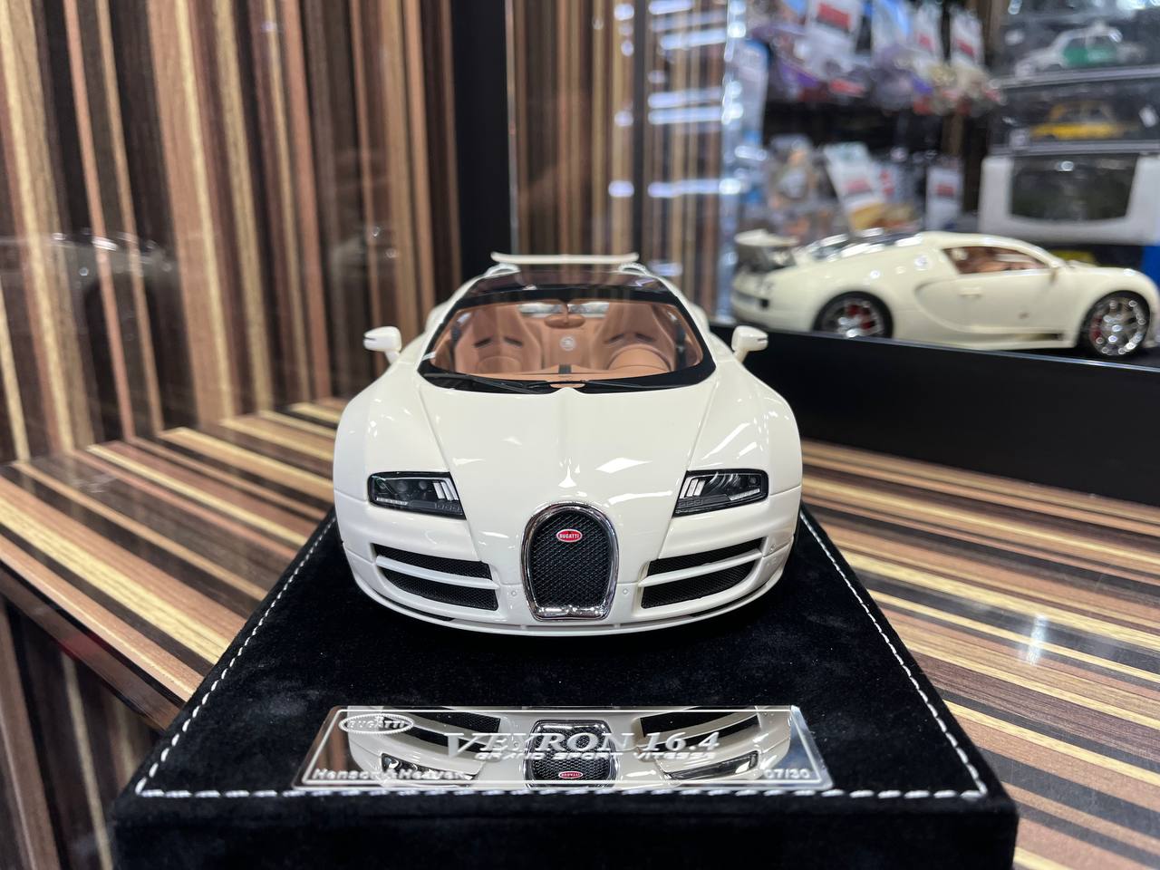 HH Bugatti Veyron 16.4 Grand Sport Vitesse - 1/18 Resin Model, No Opening - White