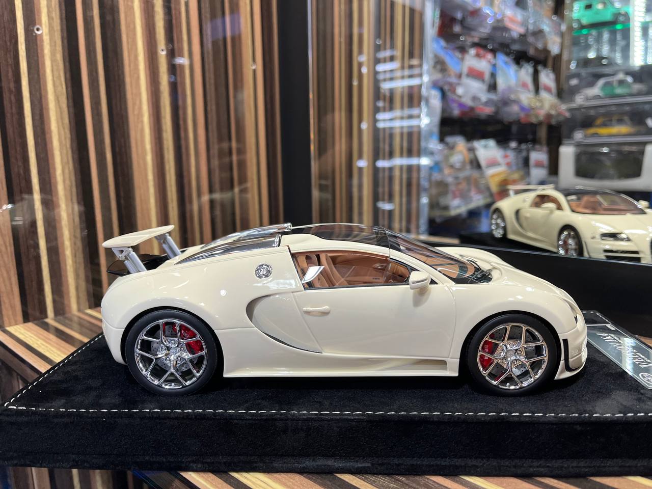 HH Bugatti Veyron 16.4 Grand Sport Vitesse - 1/18 Resin Model, No Opening - White