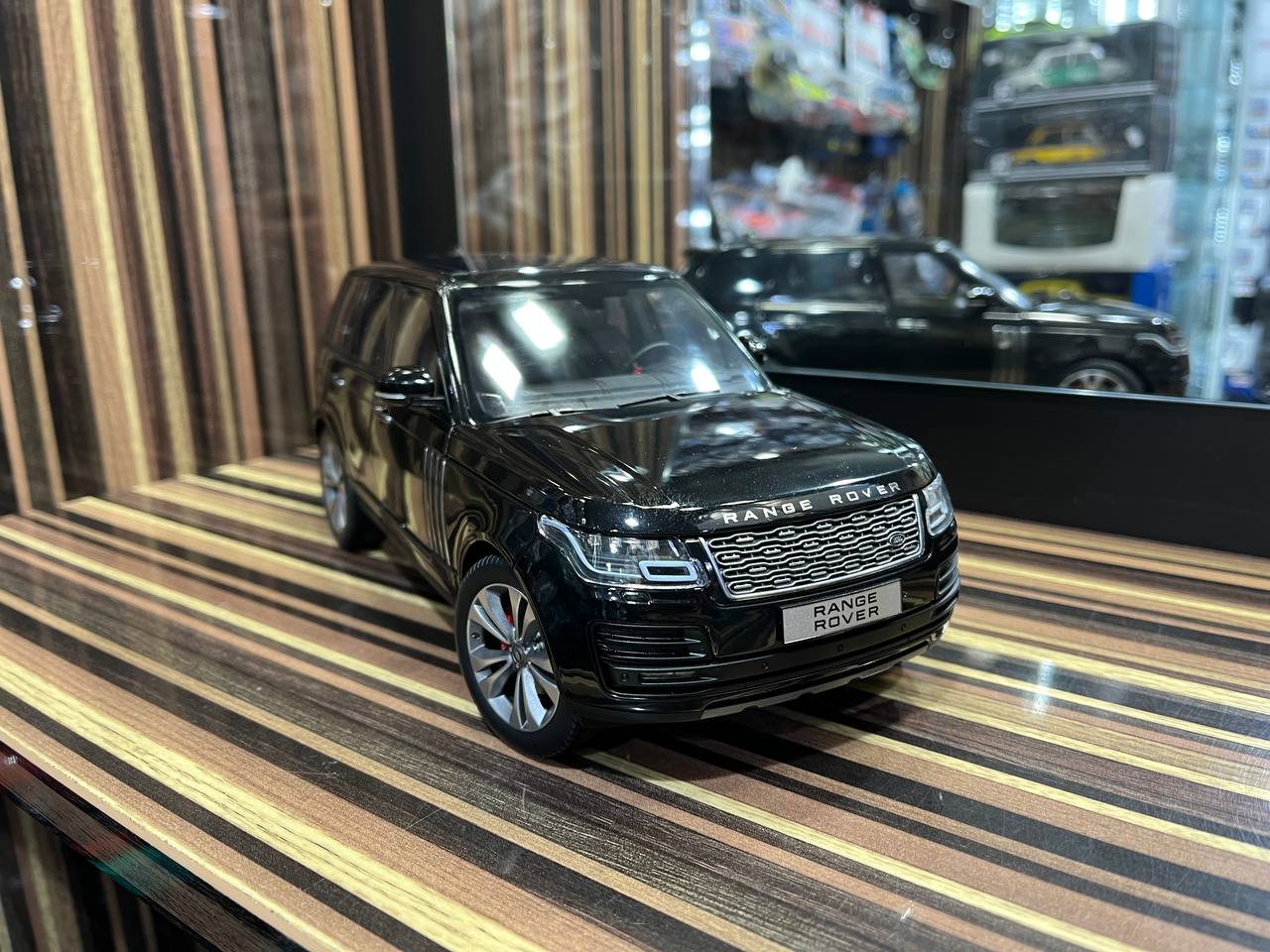 LCD Land Rover Range Rover - 1/18 Diecast Model, All Opening - Black