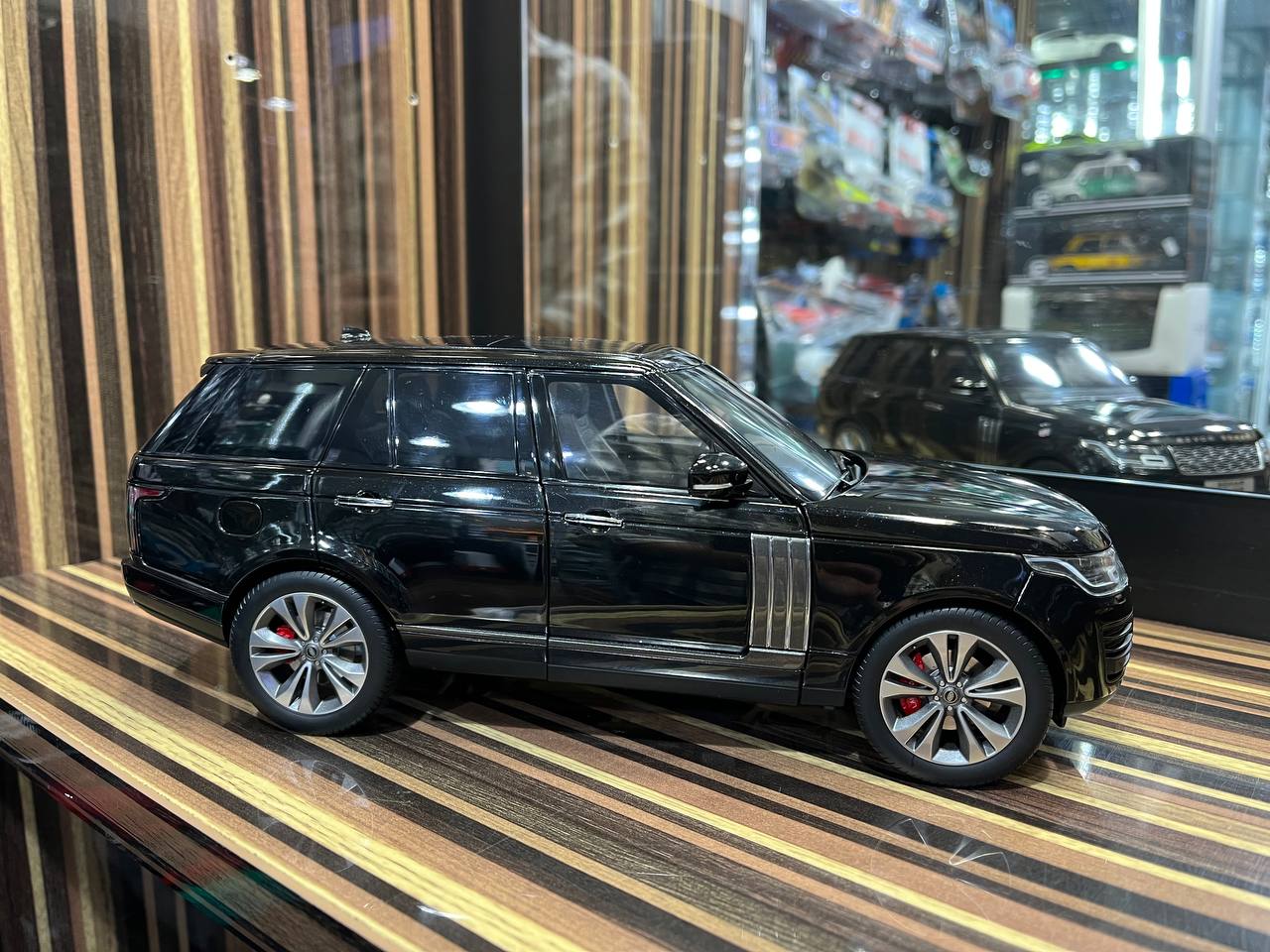 LCD Land Rover Range Rover - 1/18 Diecast Model, All Opening - Black