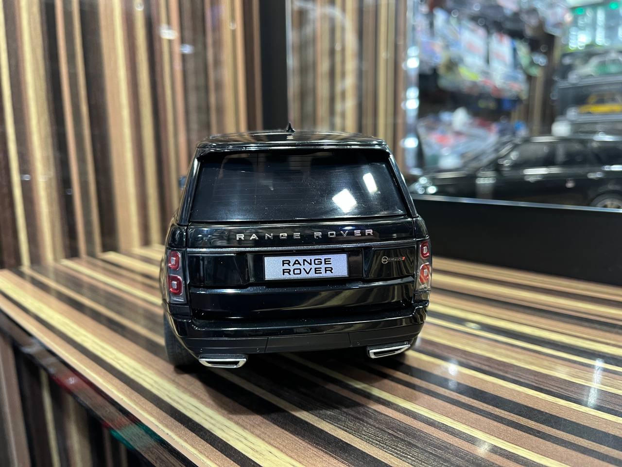 LCD Land Rover Range Rover - 1/18 Diecast Model, All Opening - Black