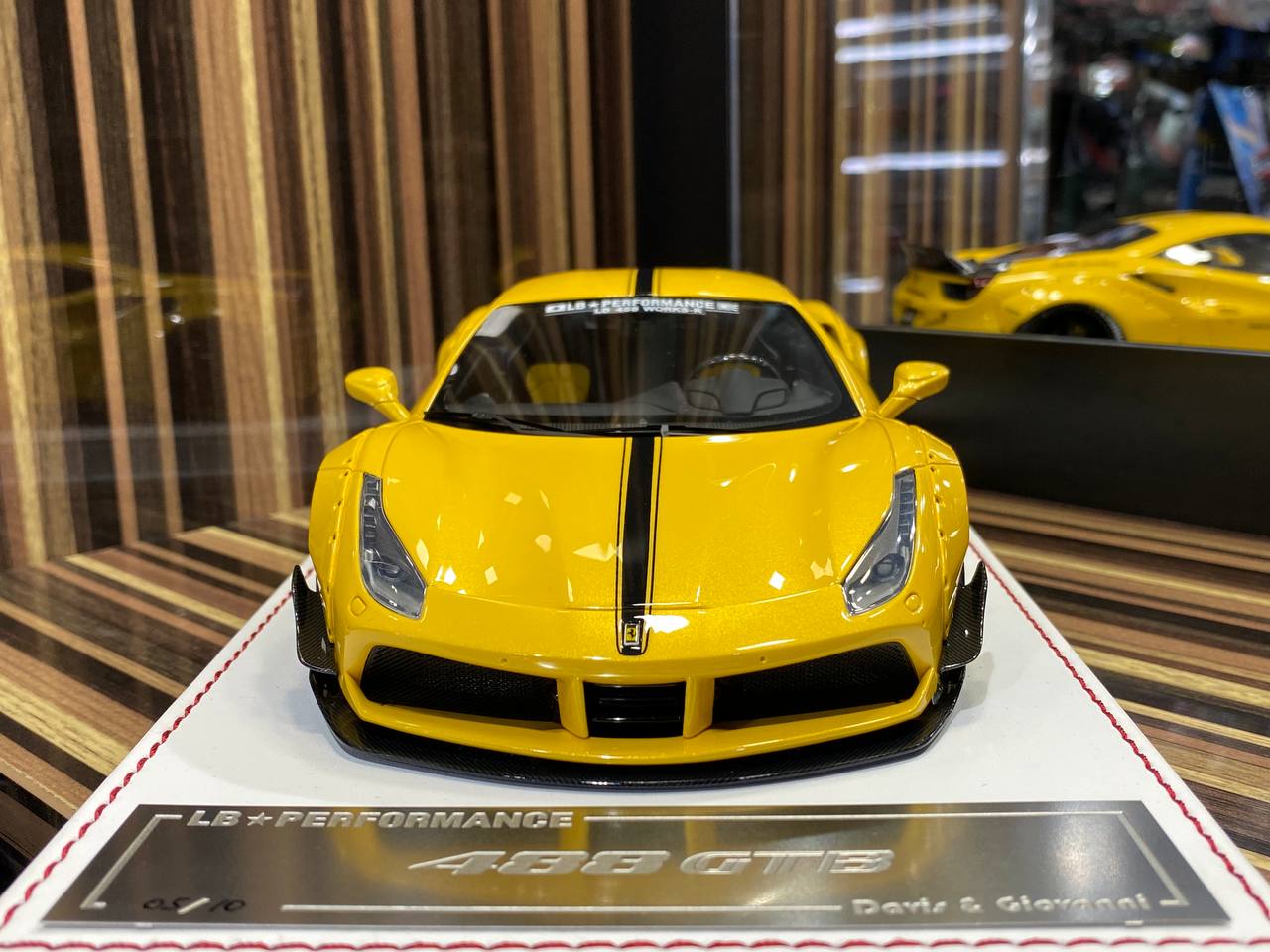 Davis & Giovanni Ferrari 488 GTB LBWK - 1/18 Resin Model, Not Opening - Giallo Tristrato