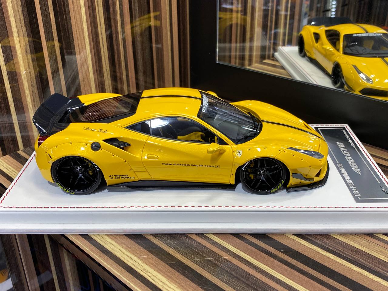 Davis & Giovanni Ferrari 488 GTB LBWK - 1/18 Resin Model, Not Opening - Giallo Tristrato