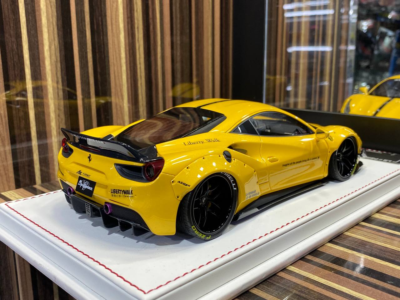 Davis & Giovanni Ferrari 488 GTB LBWK - 1/18 Resin Model, Not Opening - Giallo Tristrato