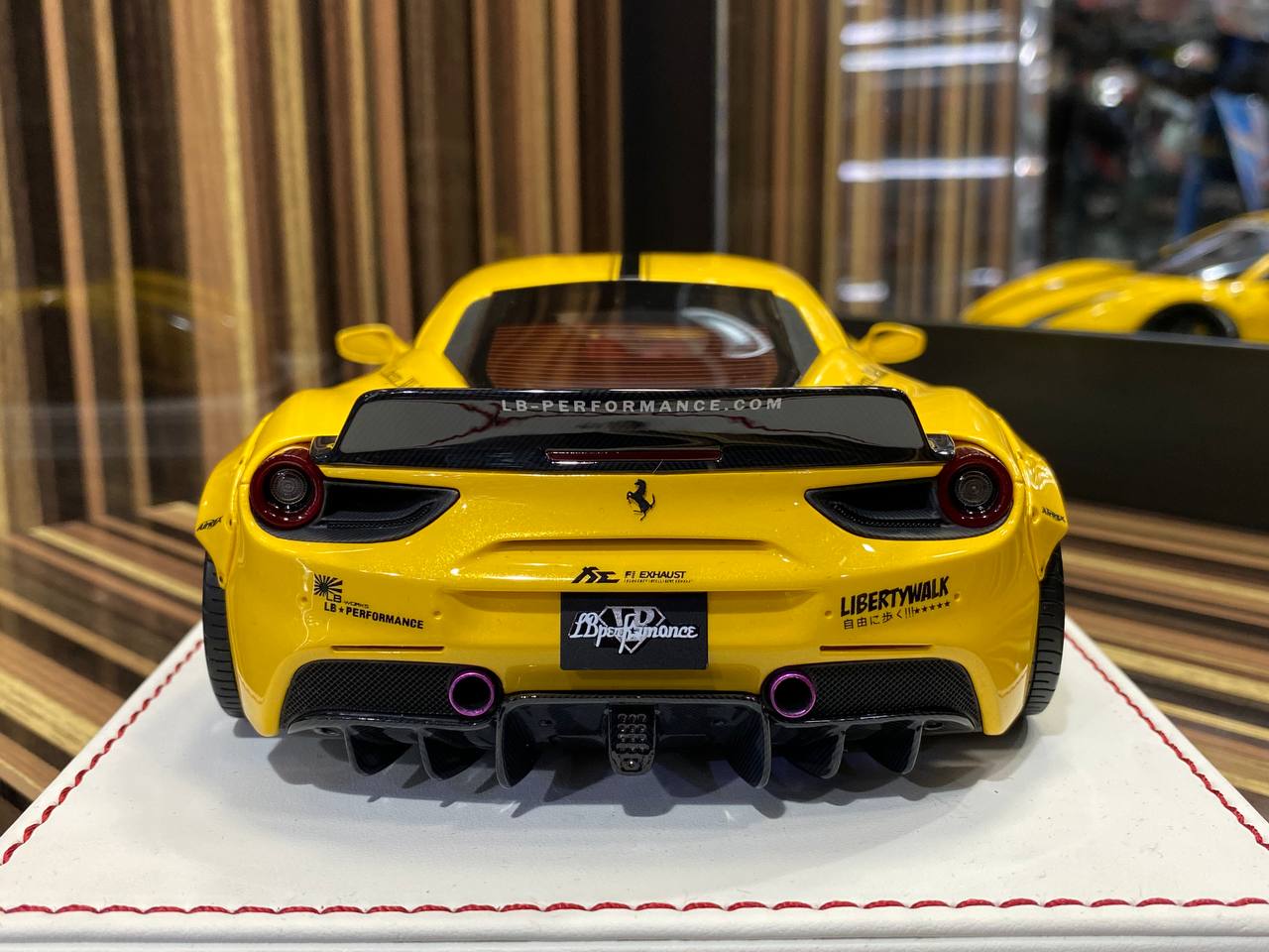 Davis & Giovanni Ferrari 488 GTB LBWK - 1/18 Resin Model, Not Opening - Giallo Tristrato