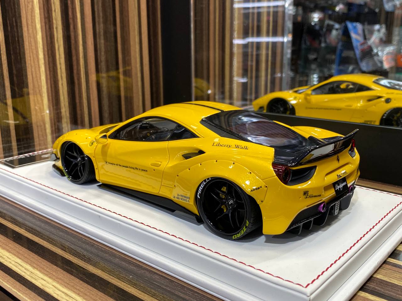 Davis & Giovanni Ferrari 488 GTB LBWK - 1/18 Resin Model, Not Opening - Giallo Tristrato