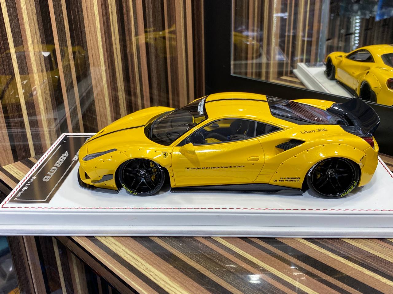 Davis & Giovanni Ferrari 488 GTB LBWK - 1/18 Resin Model, Not Opening - Giallo Tristrato