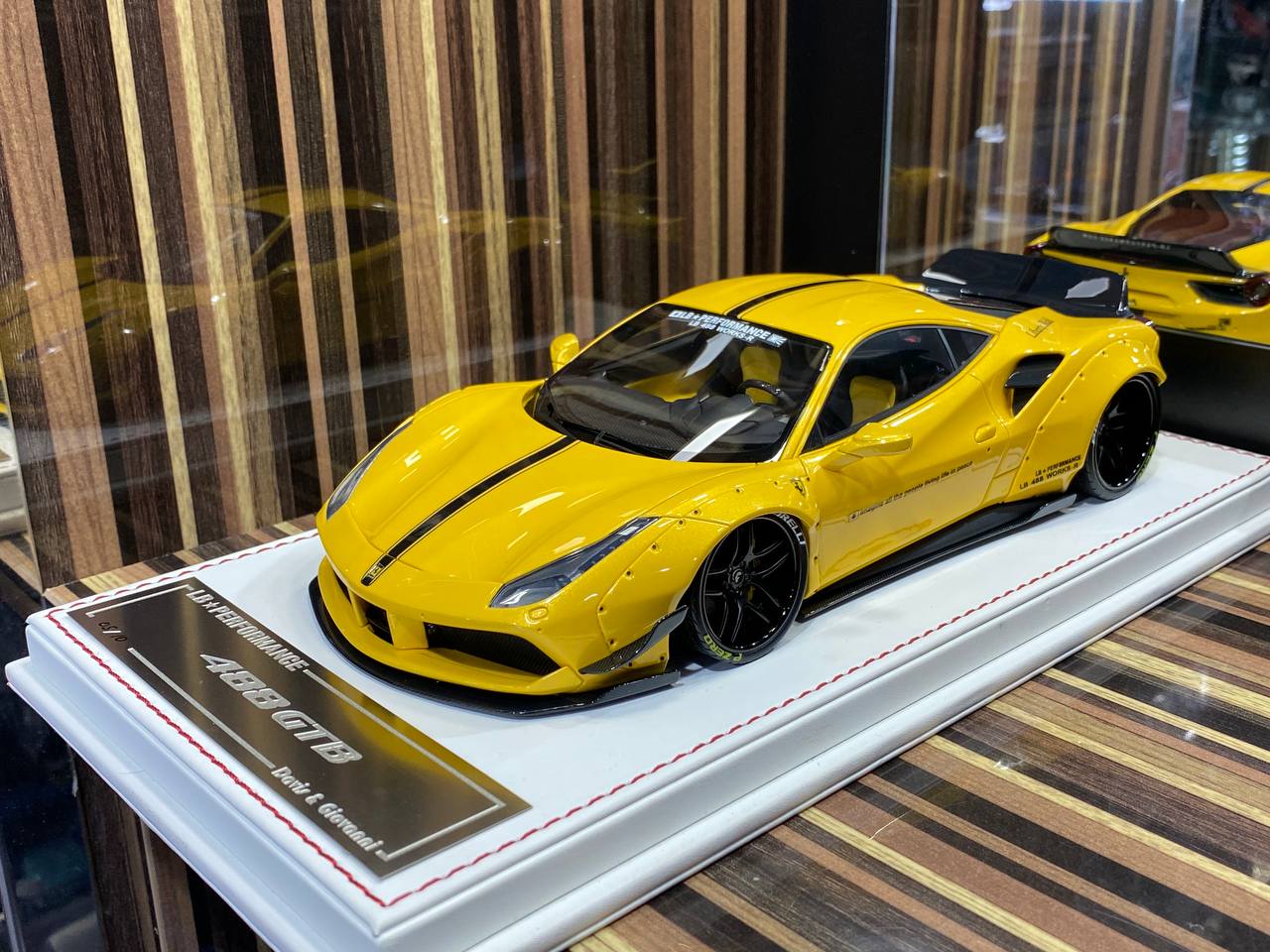 Davis & Giovanni Ferrari 488 GTB LBWK - 1/18 Resin Model, Not Opening - Giallo Tristrato