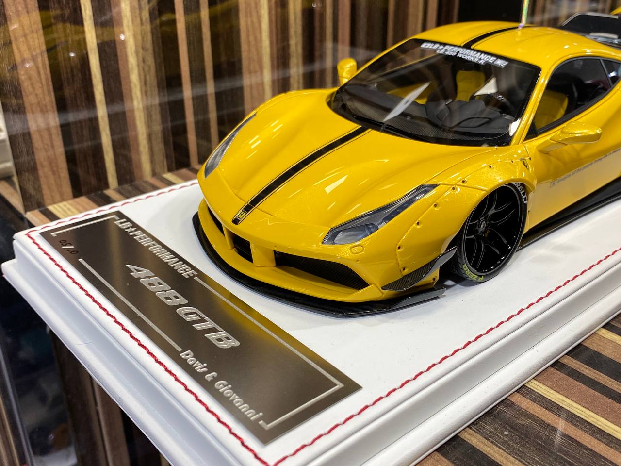 Davis & Giovanni Ferrari 488 GTB LBWK - 1/18 Resin Model, Not Opening - Giallo Tristrato