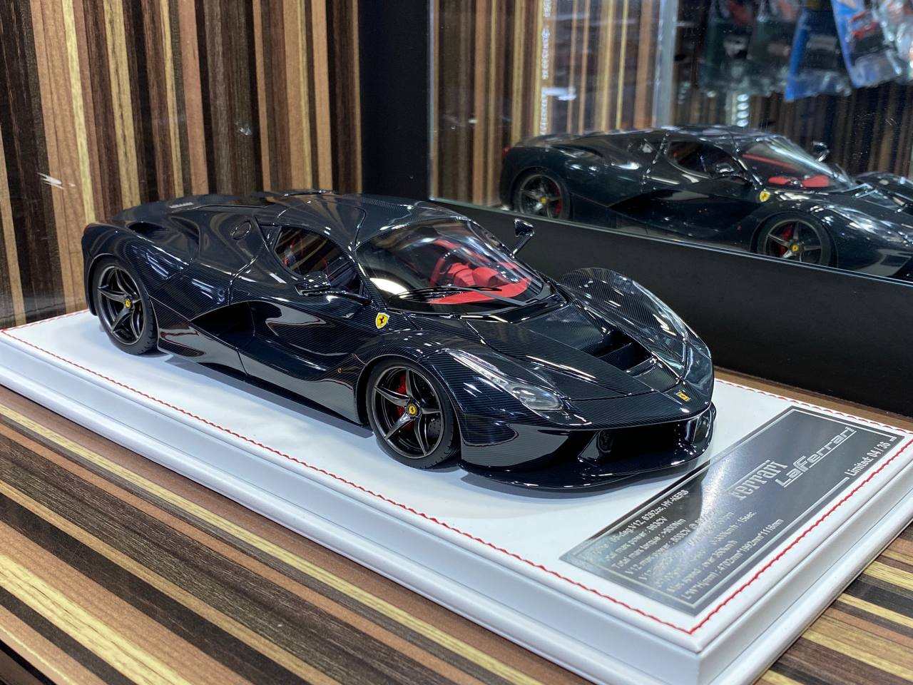 Davis & Giovanni Ferrari LaFerrari - 1/18 Resin Model- Full Carbon / Red, Black Interior