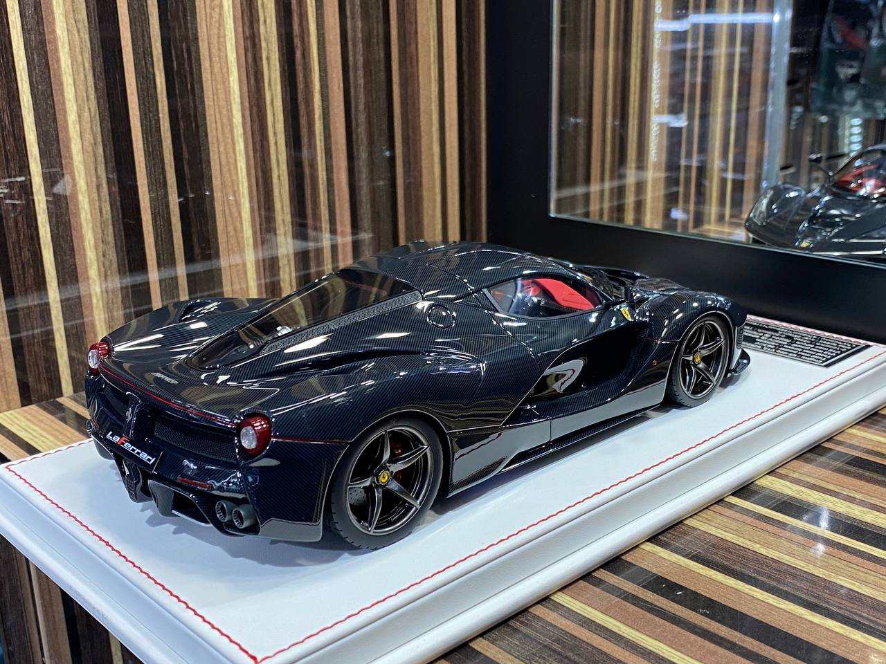 Davis & Giovanni Ferrari LaFerrari - 1/18 Resin Model- Full Carbon / Red, Black Interior