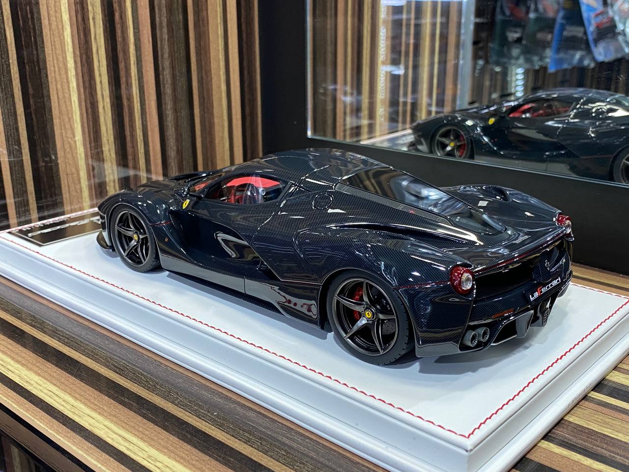 Davis & Giovanni Ferrari LaFerrari - 1/18 Resin Model- Full Carbon / Red, Black Interior