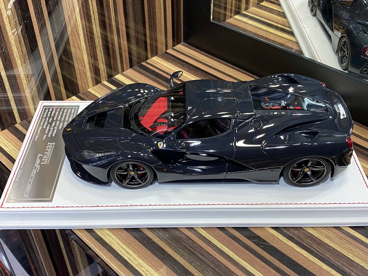 Davis & Giovanni Ferrari LaFerrari - 1/18 Resin Model- Full Carbon / Red, Black Interior