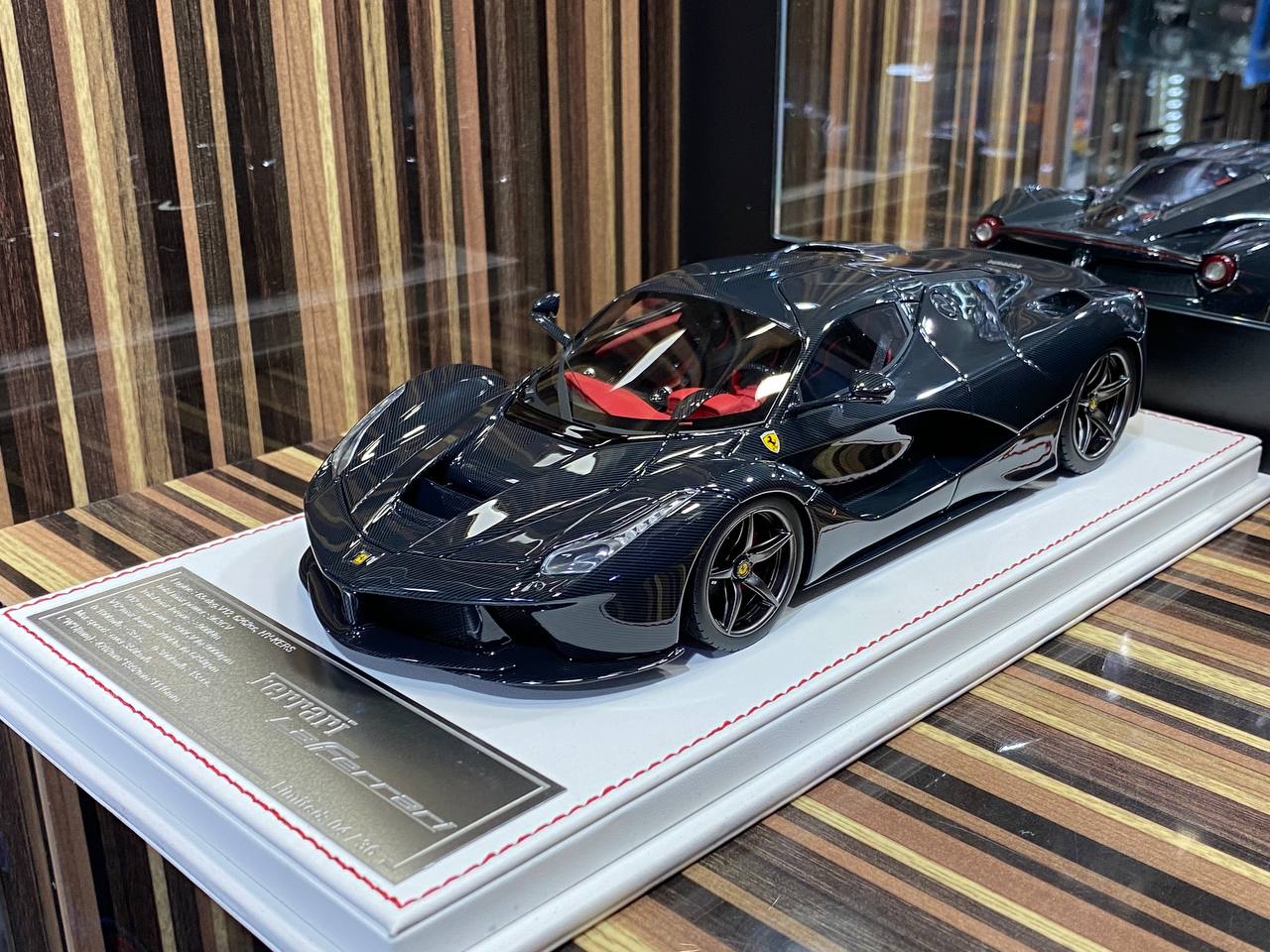 Davis & Giovanni Ferrari LaFerrari - 1/18 Resin Model- Full Carbon / Red, Black Interior