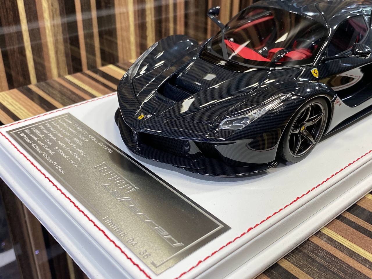 Davis & Giovanni Ferrari LaFerrari - 1/18 Resin Model- Full Carbon / Red, Black Interior