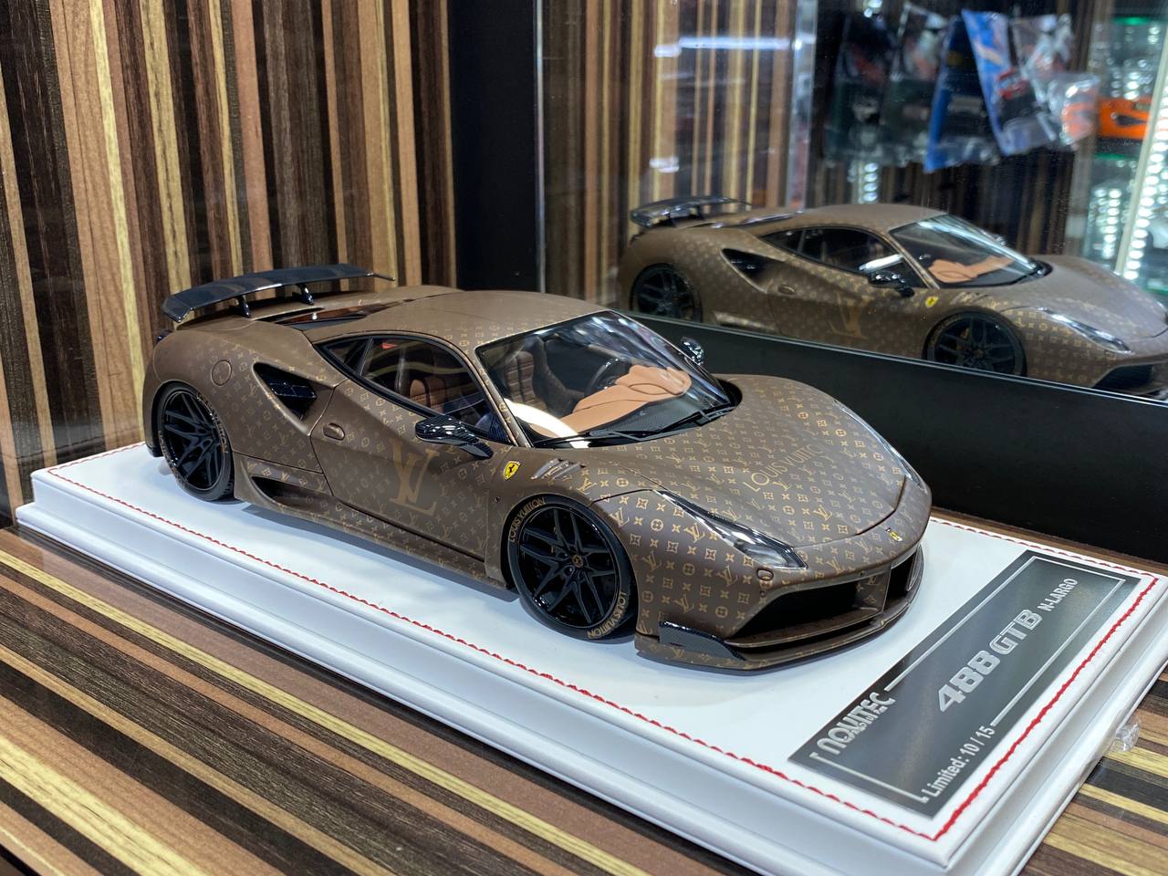 Davis & Giovanni Ferrari 488 GTB N-Largo - 1/18 Resin Model, Matt Brown / Gold Monogram