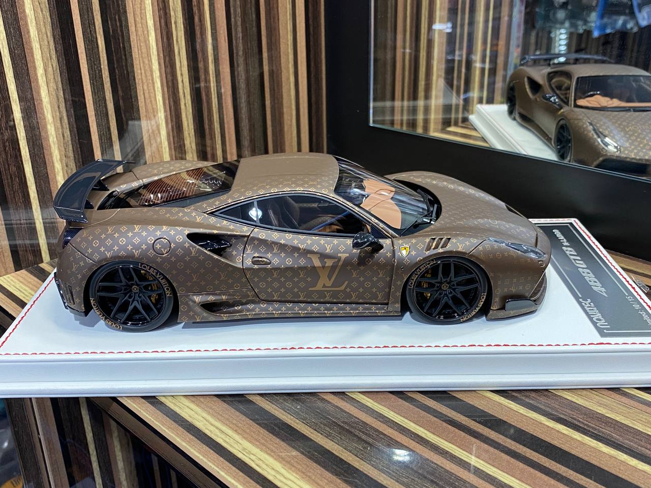 Davis & Giovanni Ferrari 488 GTB N-Largo - 1/18 Resin Model, Matt Brown / Gold Monogram