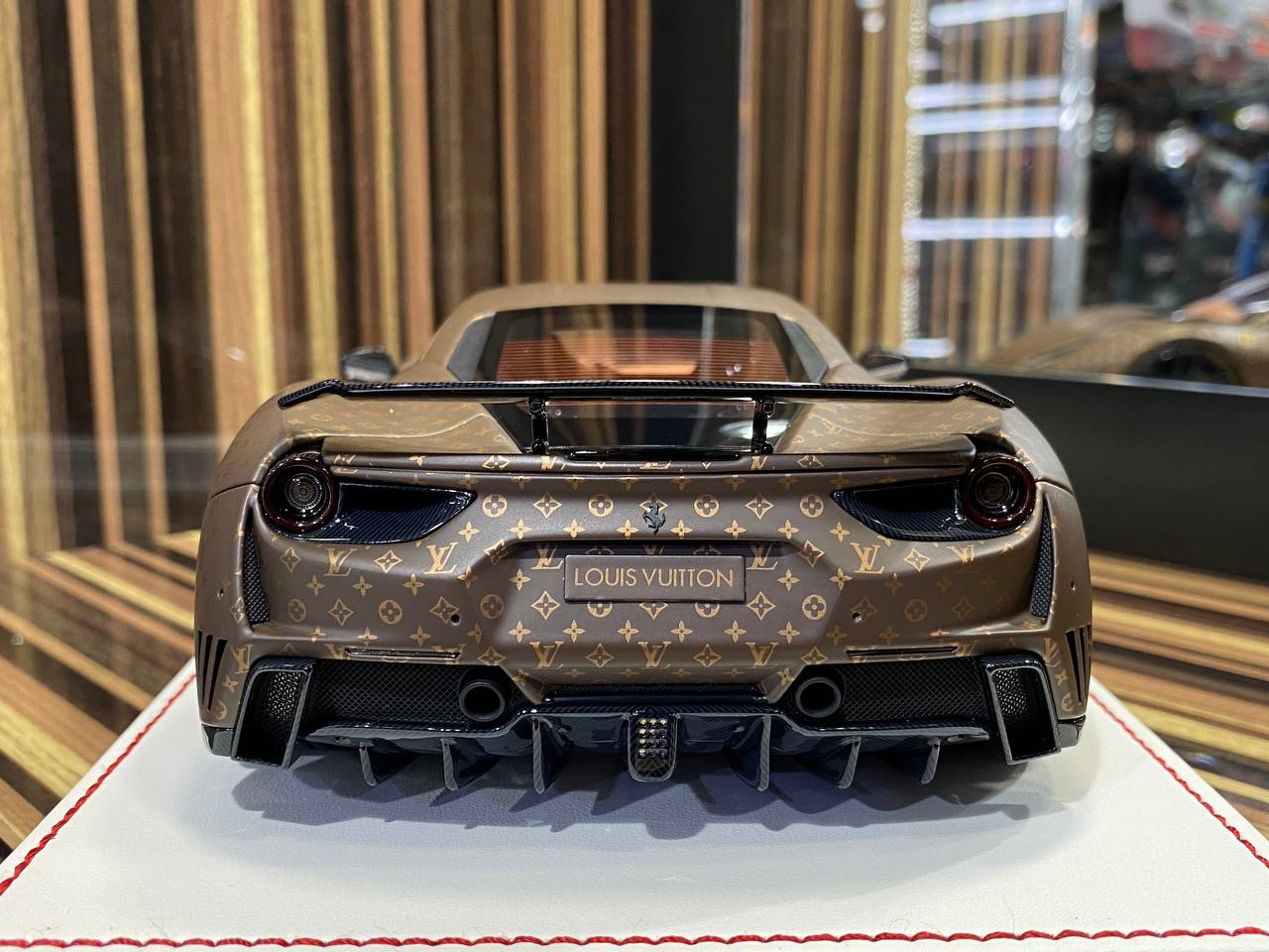 Davis & Giovanni Ferrari 488 GTB N-Largo - 1/18 Resin Model, Matt Brown / Gold Monogram