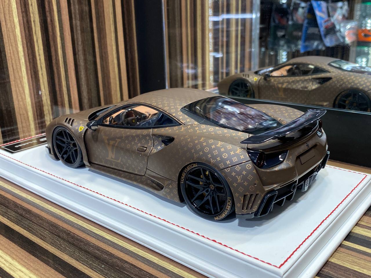 Davis & Giovanni Ferrari 488 GTB N-Largo - 1/18 Resin Model, Matt Brown / Gold Monogram