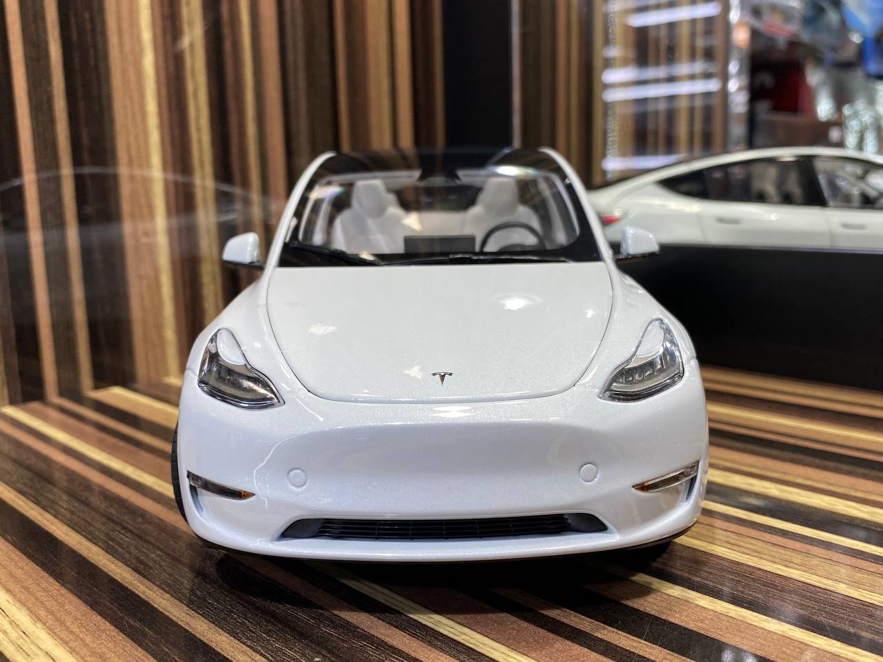 Tesla Model Y [ 1/18 White, Diecast ]