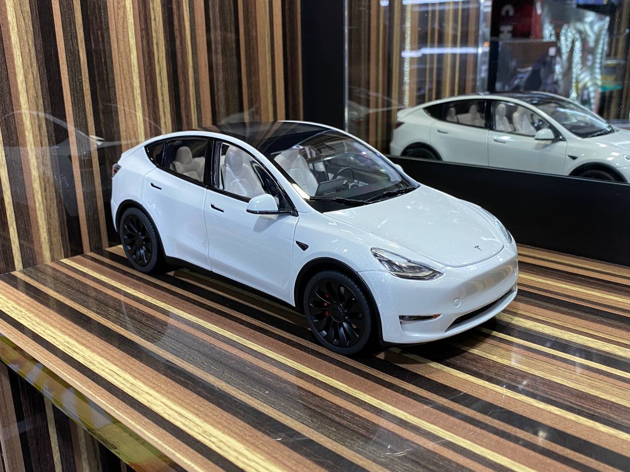 Tesla Model Y [ 1/18 White, Diecast ]