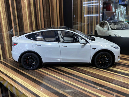 Tesla Model Y [ 1/18 White, Diecast ]