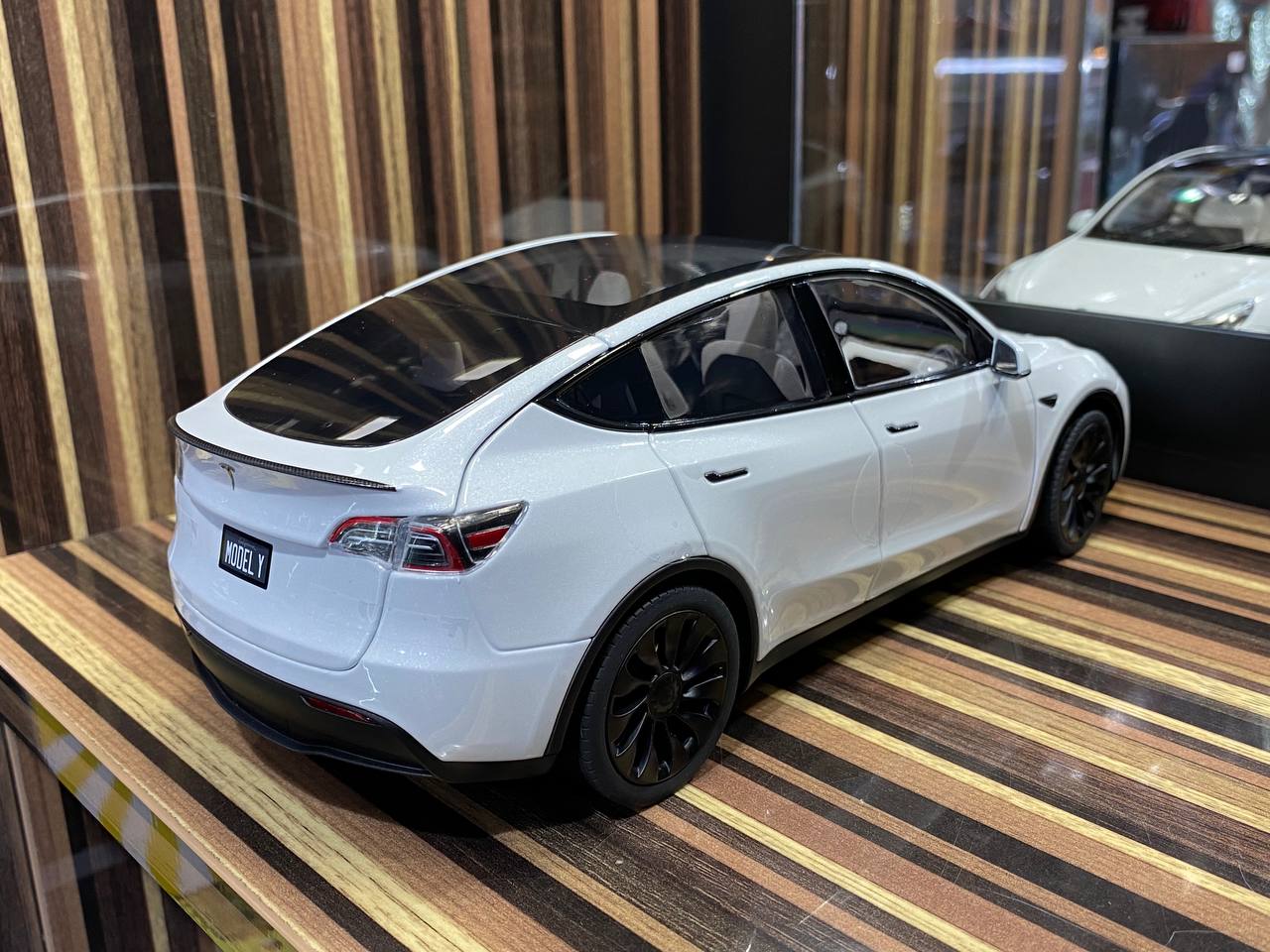 Tesla Model Y [ 1/18 White, Diecast ]