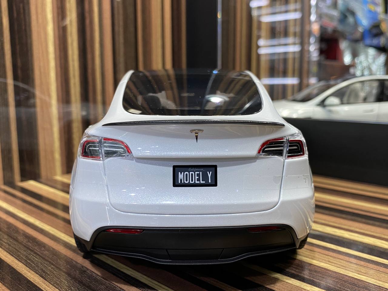 Tesla Model Y [ 1/18 White, Diecast ]