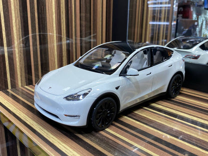 Tesla Model Y [ 1/18 White, Diecast ]