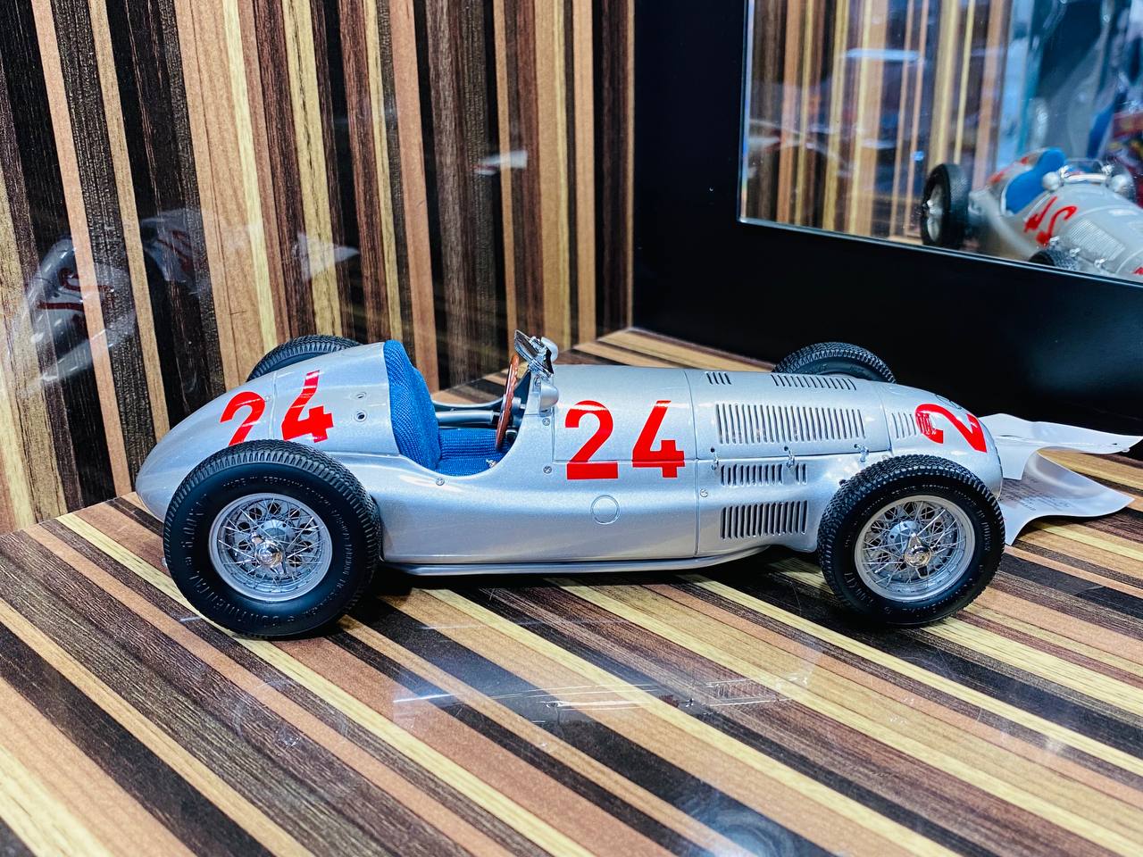 CMC Mercedes Benz W165 Tripolis 1939 #24 [1/18 Diecast Silver]