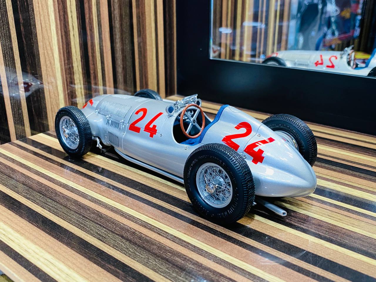 CMC Mercedes Benz W165 Tripolis 1939 #24 [1/18 Diecast Silver] – dturman.com