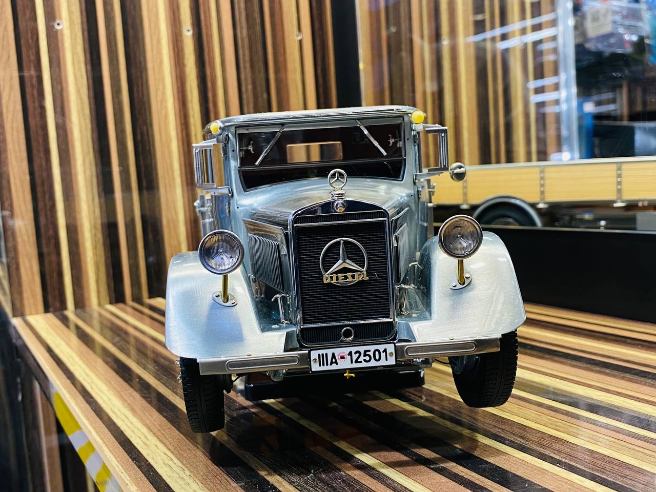 CMC Mercedes Benz LO 2750 Clean Finish Version 1933-36 [1/18 Diecast Silver]