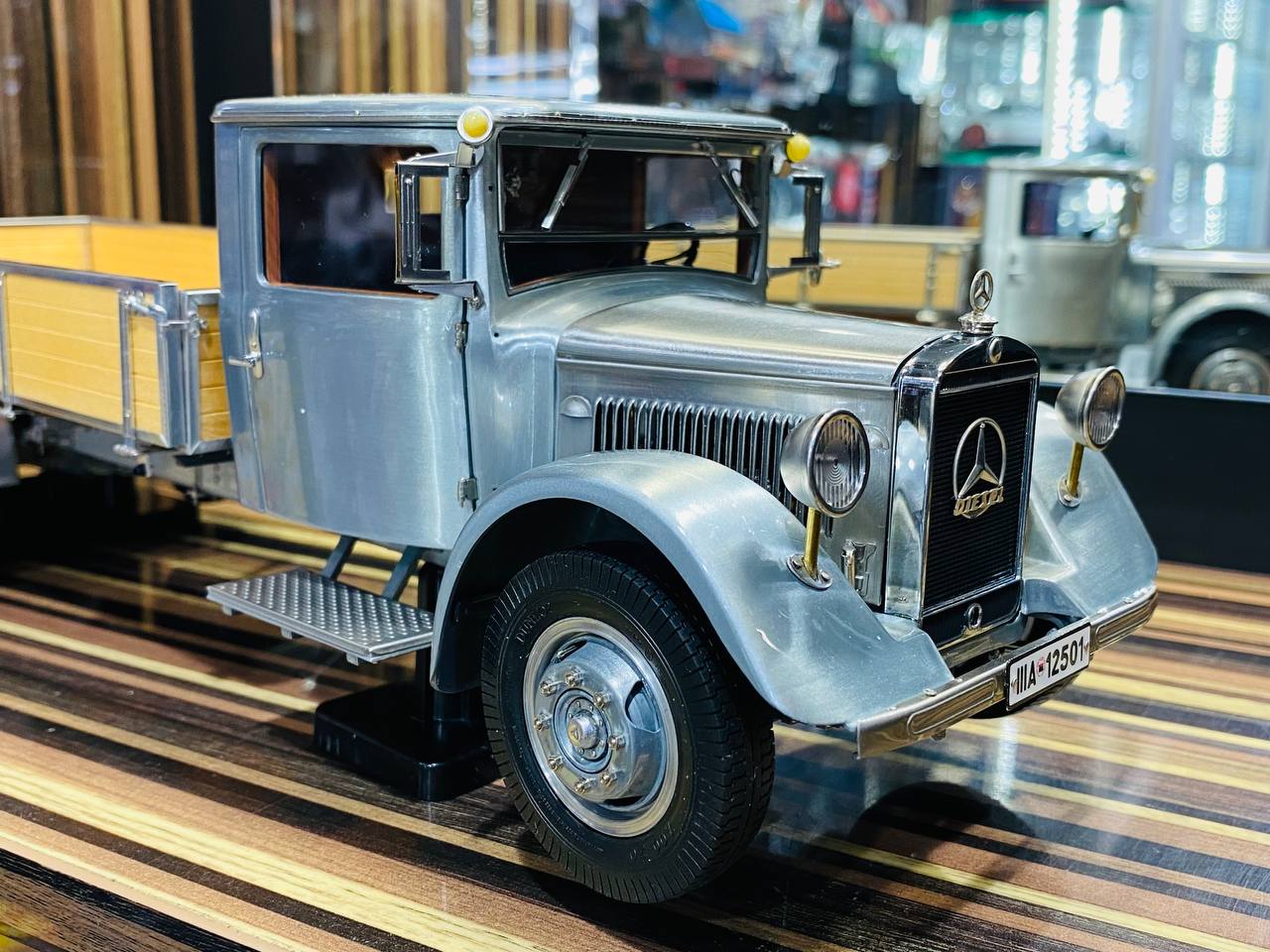 CMC Mercedes Benz LO 2750 Clean Finish Version 1933-36 [1/18 Diecast Silver]