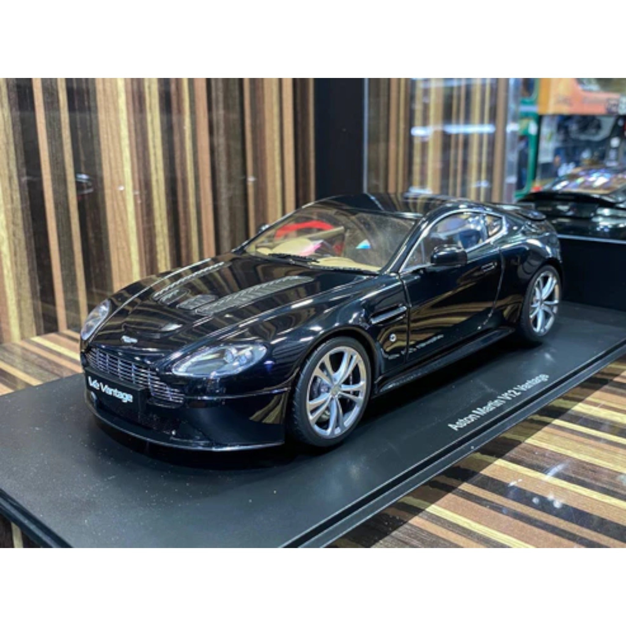 Autoart Aston Martin Vantage V12 - Black (2010, 1/18 Scale