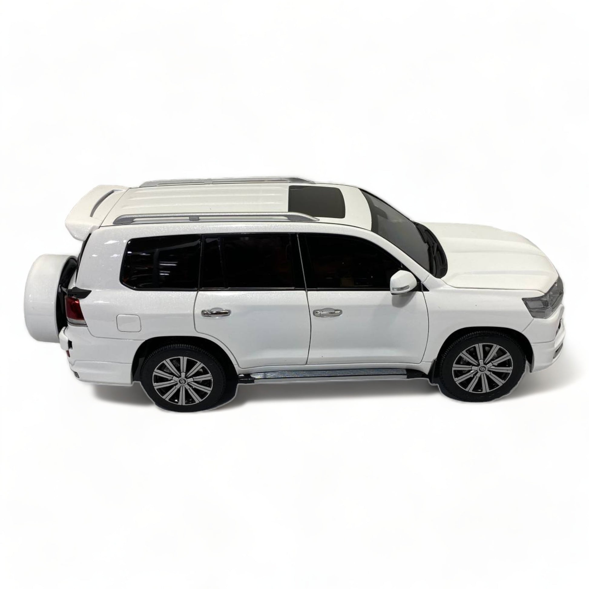 Kengfai Model Toyota Land Cruiser 200 - 1/18 Diecast, White/Brown Interior|Sold in Dturman.com Dubai UAE.