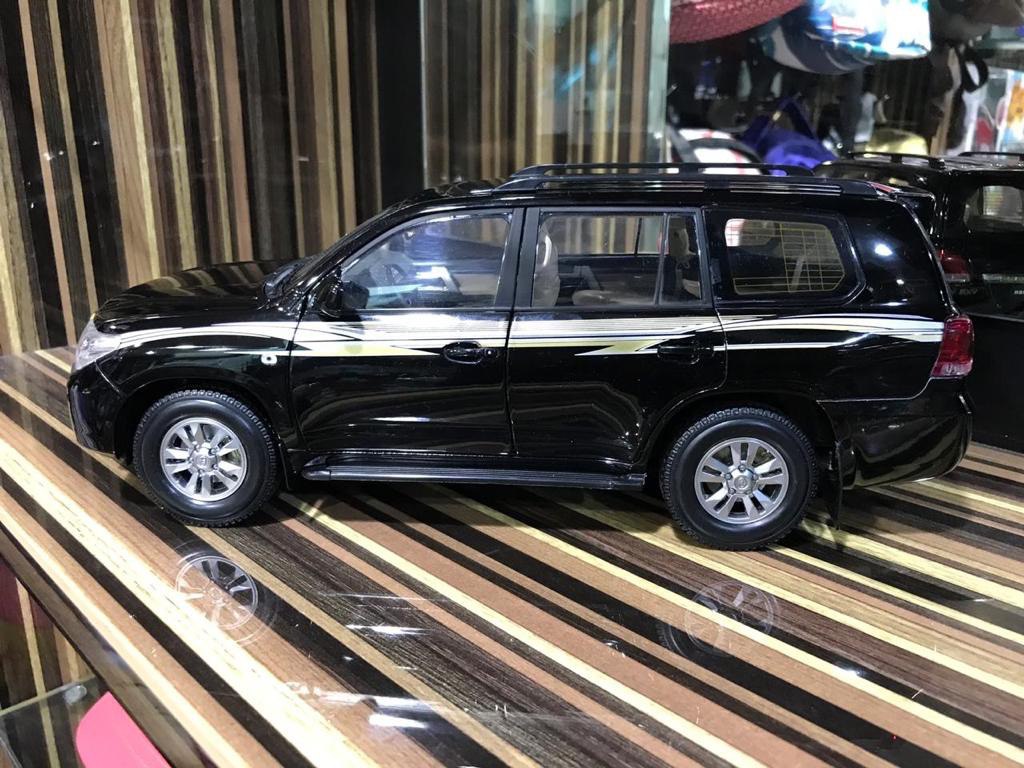 1/18 Diecast Toyota Land Cruiser 200 FAW Toys Black Scale Model Car