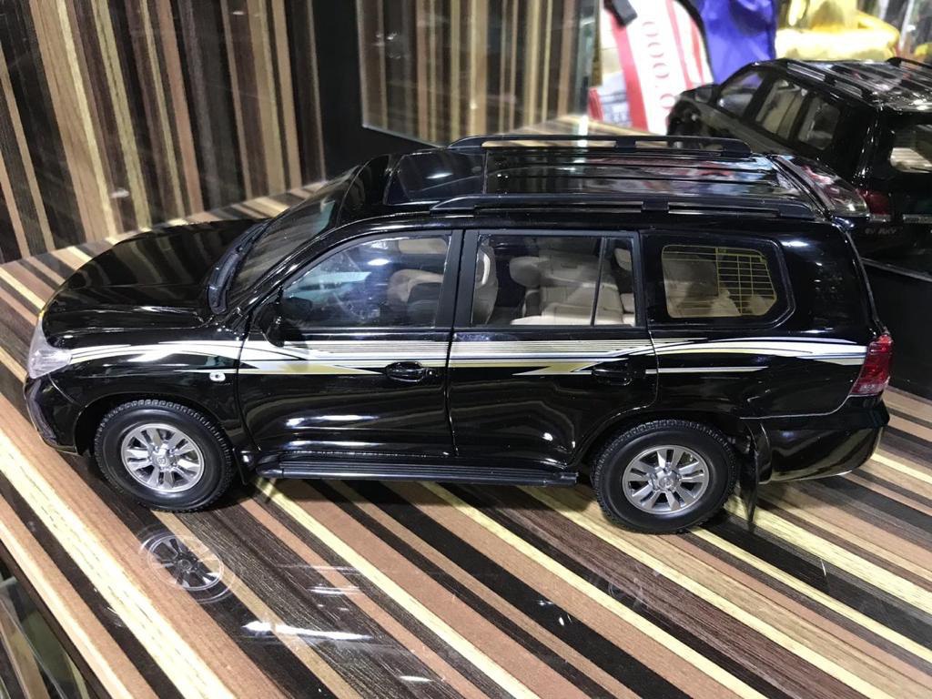 1/18 Diecast Toyota Land Cruiser 200 FAW Toys Black Scale Model Car